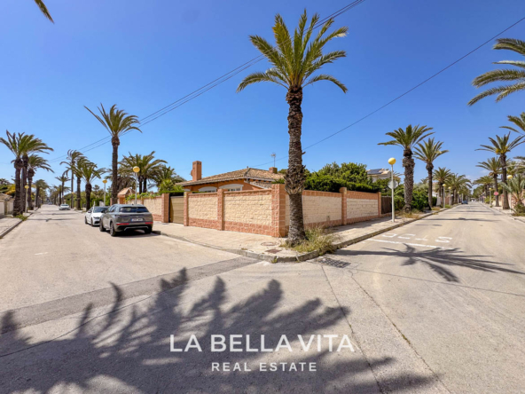 4 bedroom Beach House with private pool for sale in Cabo Roig, Orihuela Costa, Alicante