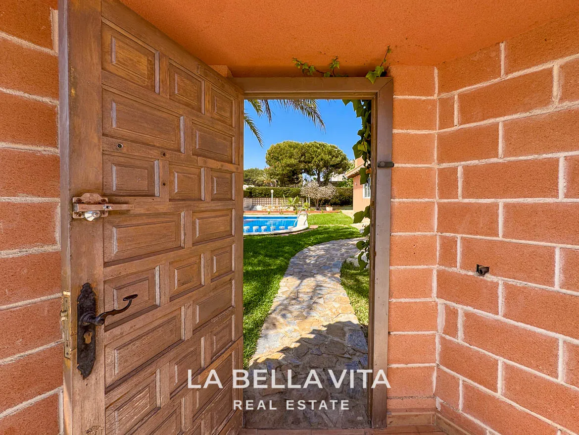 4 bedroom Beach House with private pool for sale in Cabo Roig, Orihuela Costa, Alicante