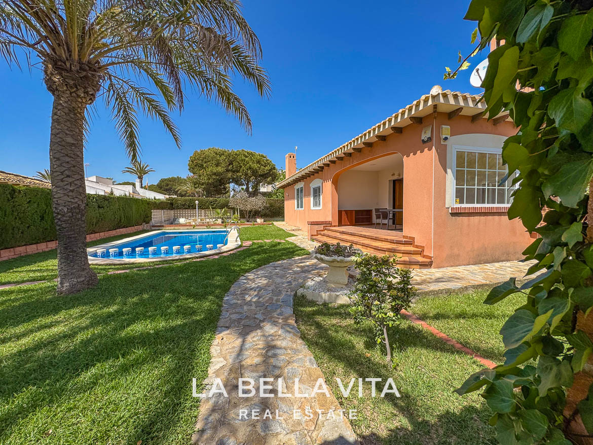 4 bedroom Beach House with private pool for sale in Cabo Roig, Orihuela Costa, Alicante