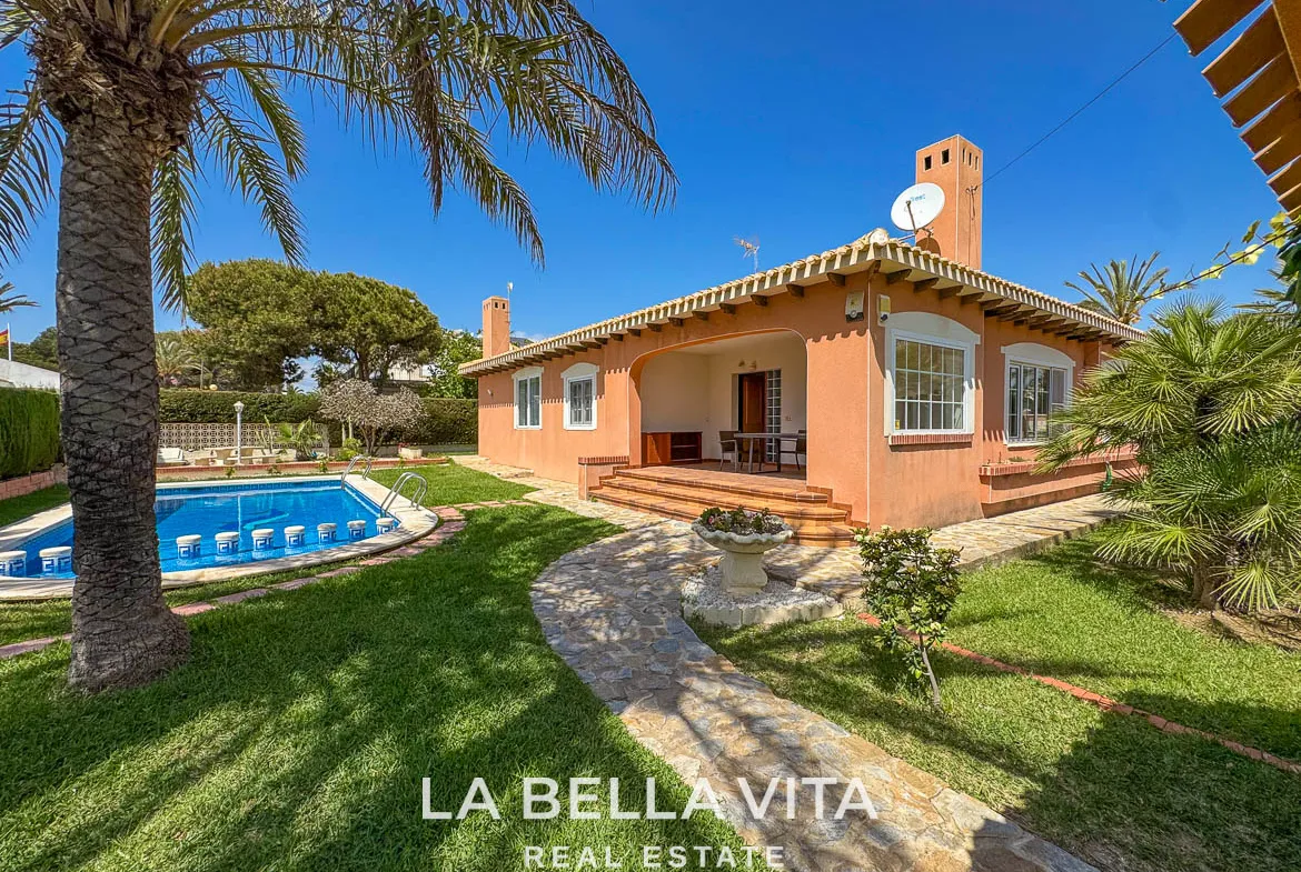 4 bedroom Beach House with private pool for sale in Cabo Roig, Orihuela Costa, Alicante