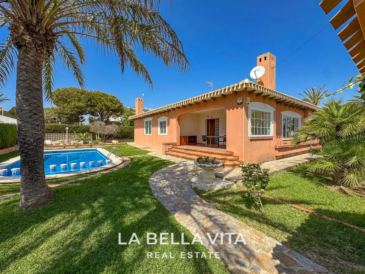 4 bedroom Beach House with private pool for sale in Cabo Roig, Orihuela Costa, Alicante