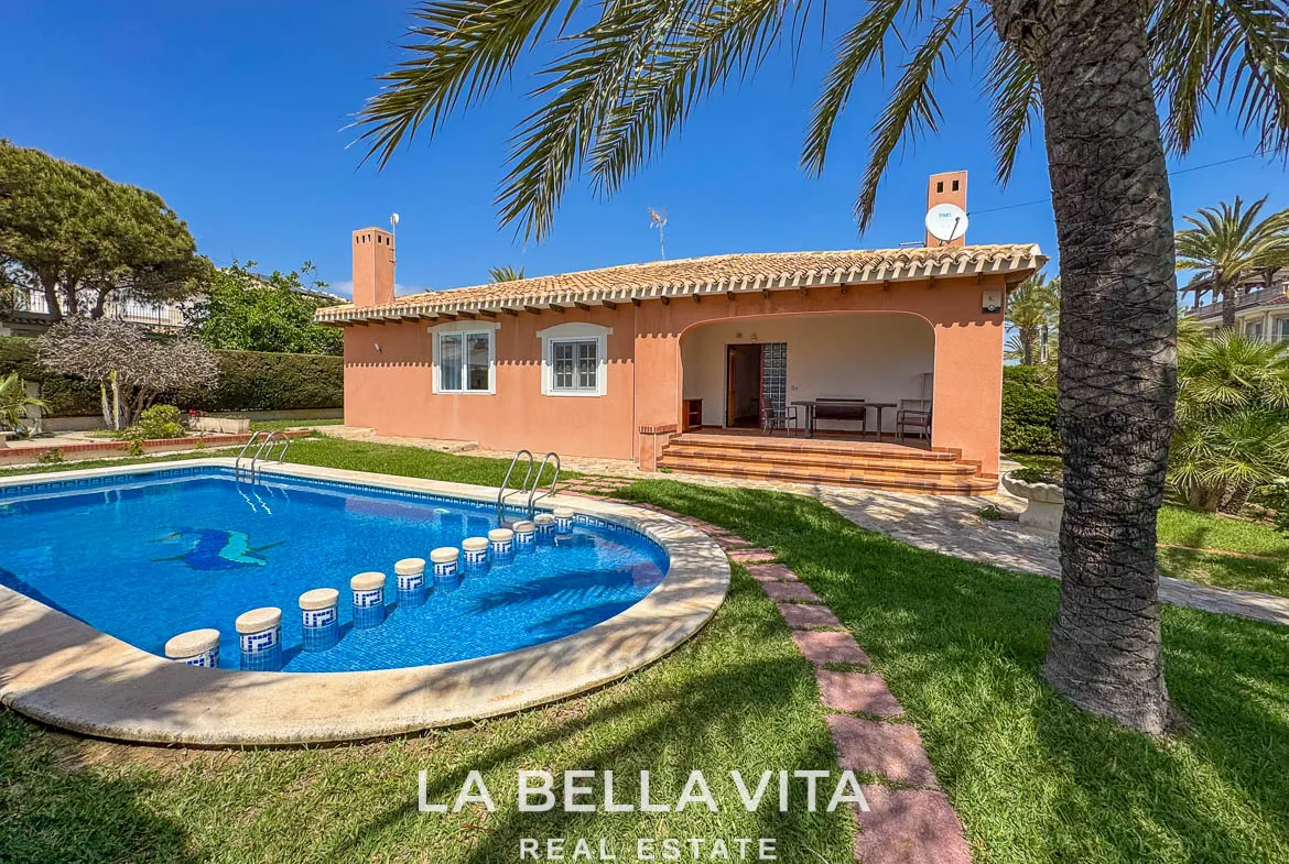4 bedroom Beach House with private pool for sale in Cabo Roig, Orihuela Costa, Alicante