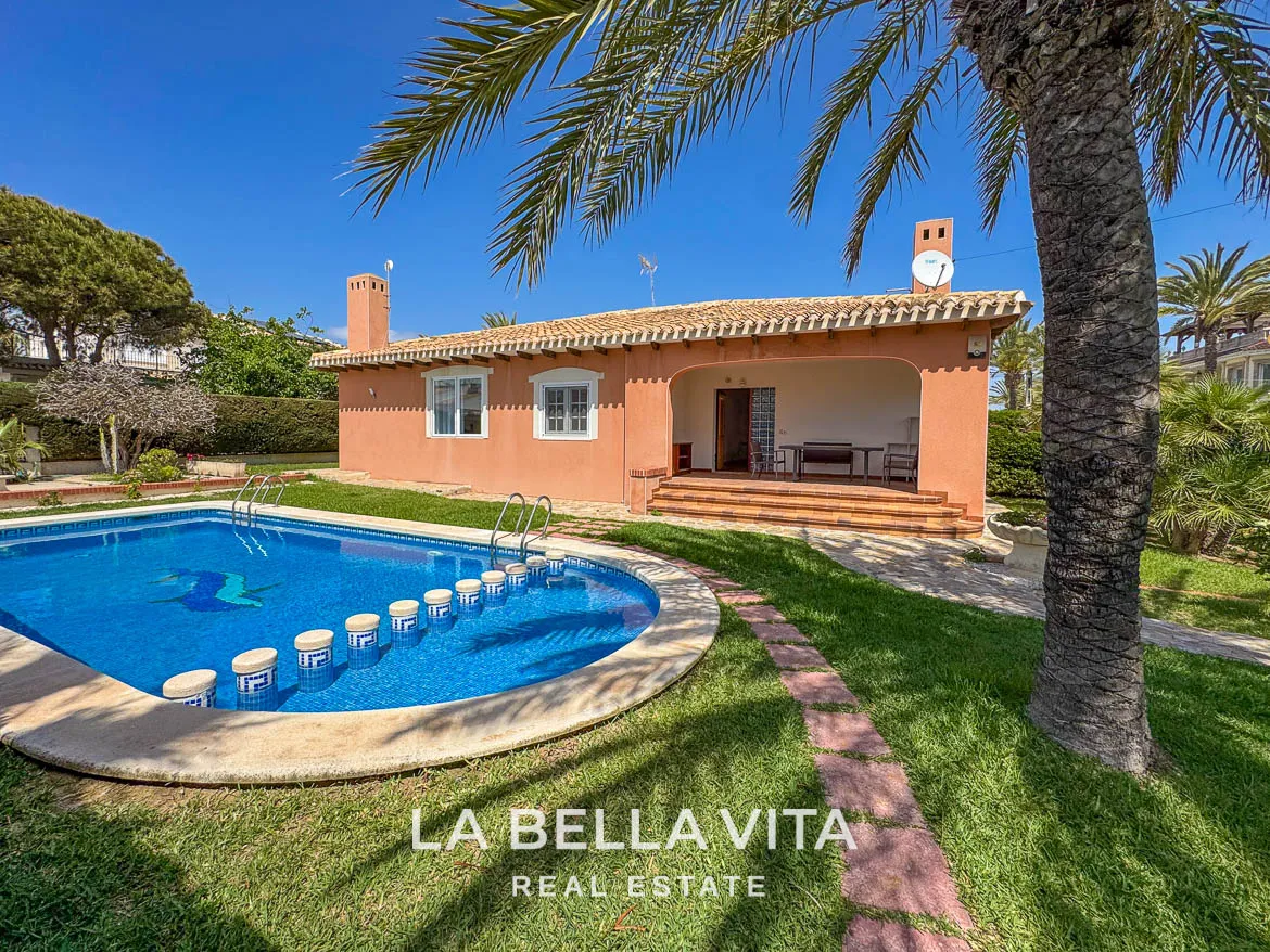 4 bedroom Beach House with private pool for sale in Cabo Roig, Orihuela Costa, Alicante