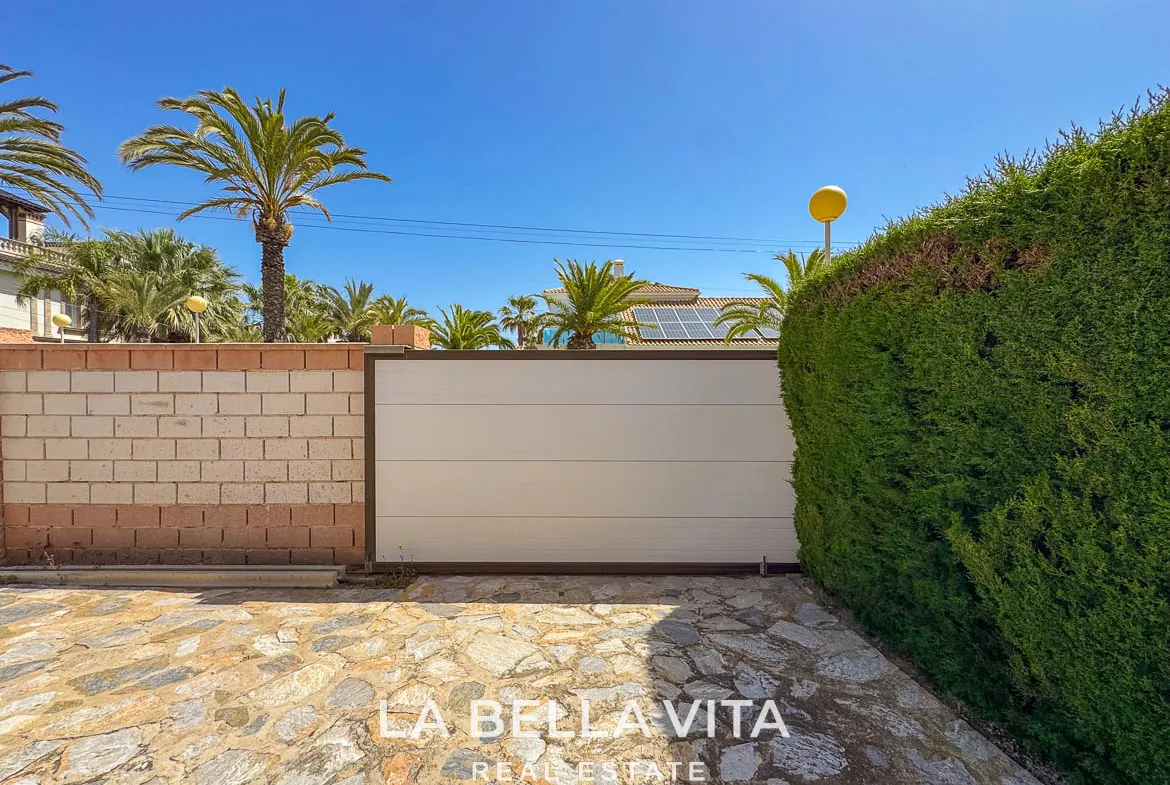 4 bedroom Beach House with private pool for sale in Cabo Roig, Orihuela Costa, Alicante