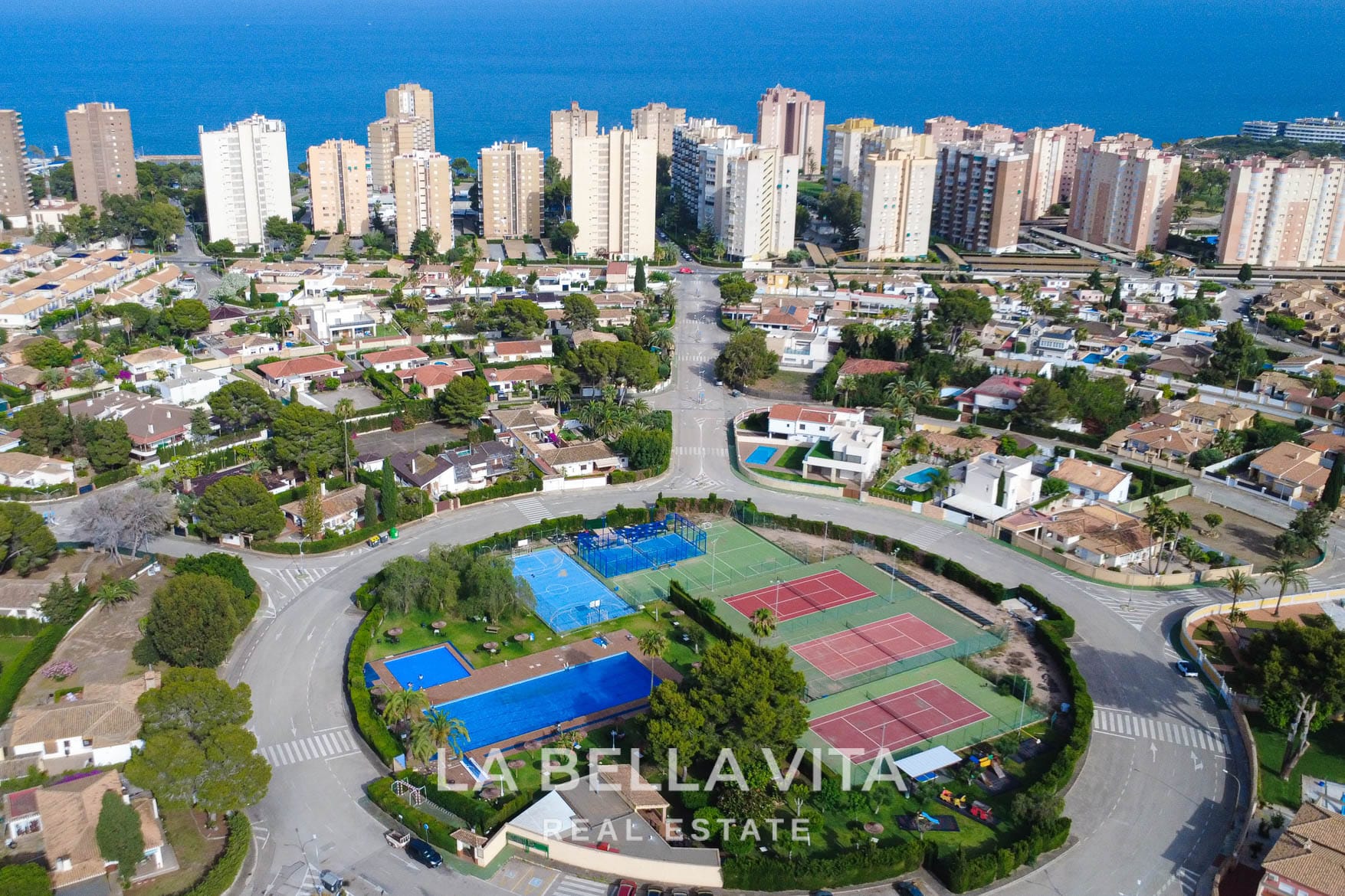 Villa di nuova costruzione in vendita a Campoamor, Orihuela Costa — Luxury Living A soli 800 m dalla spiaggia, con piscina privata e garage