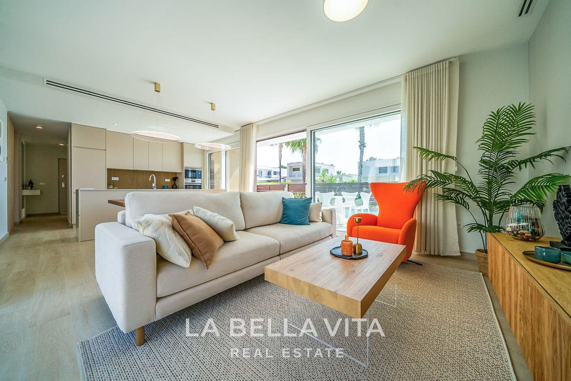 Новые одноэтажные виллы с частными бассейнами на продажу в Vistabella Golf