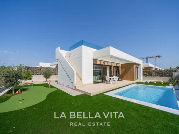 Villas de obra nueva de una sola planta con piscina privada en venta en Vistabella Golf