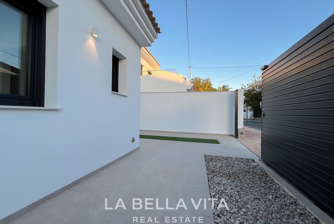 Key Ready New Build Villa with Private Pool for sale by the Beach in San Pedro del Pinatar