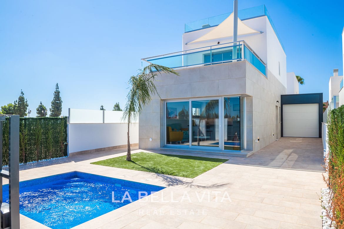 Contemporary New Build Villas with Private Pool and Garage for sale in Los Alcazares, Murcia