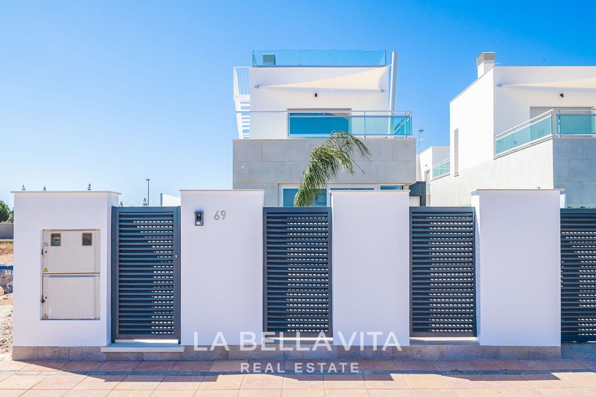 Contemporary New Build Villas with Private Pool and Garage for sale in Los Alcazares, Murcia