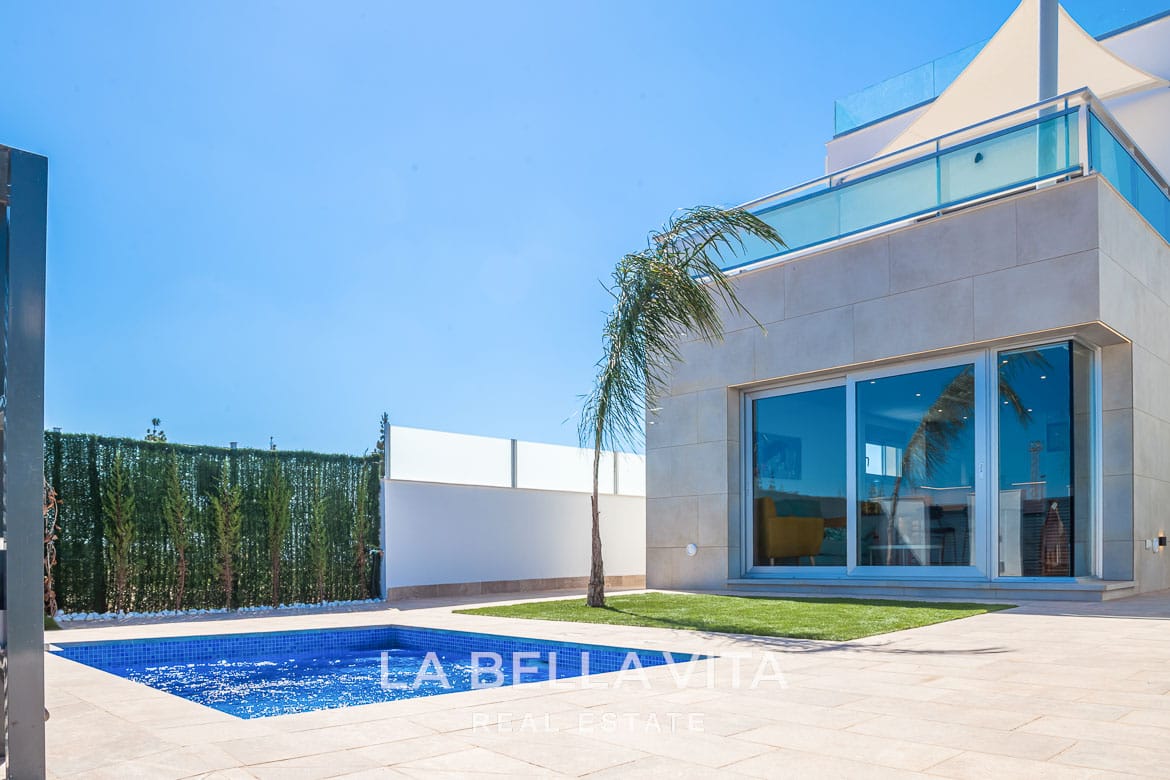 Contemporary New Build Villas with Private Pool and Garage for sale in Los Alcazares, Murcia