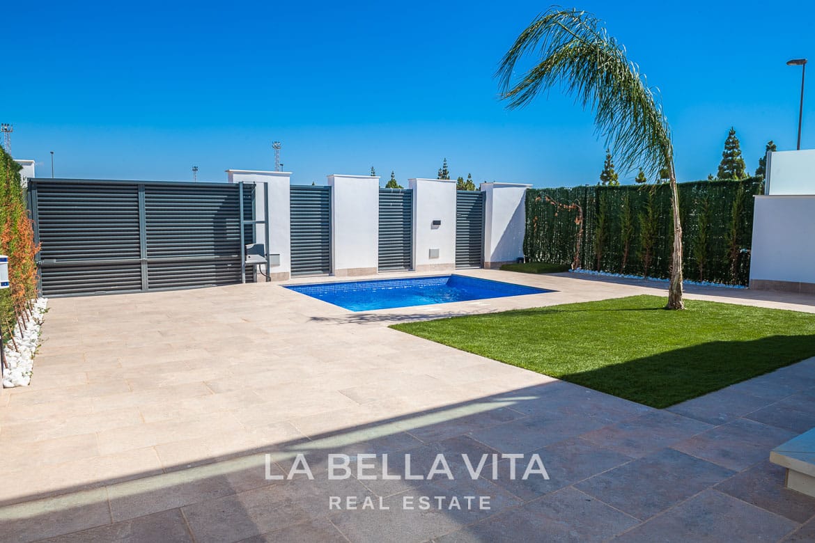 Contemporary New Build Villas with Private Pool and Garage for sale in Los Alcazares, Murcia