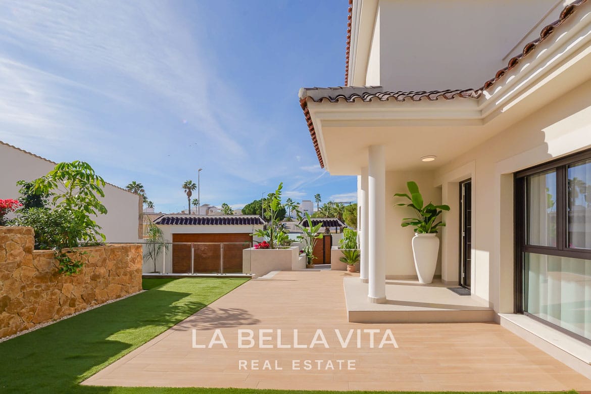Elegant New Build Villa with Private Pool for Sale in Ciudad Quesada, Alicante
