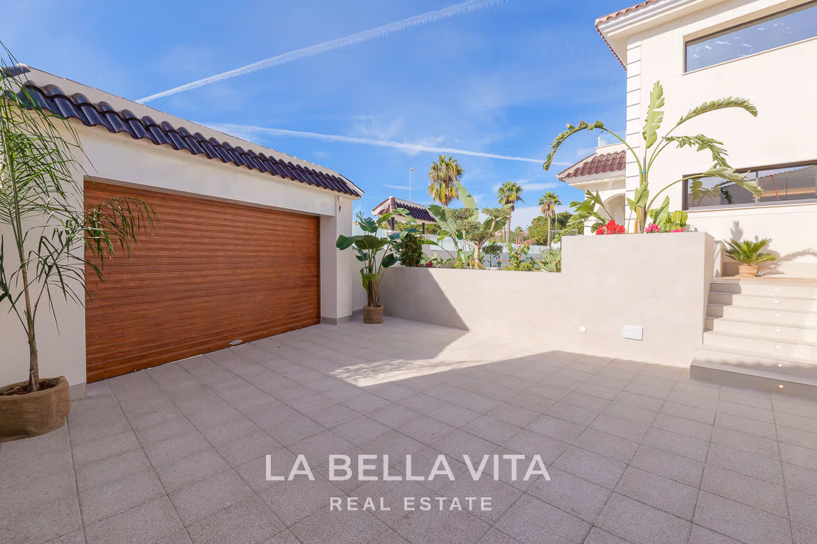 Elegant New Build Villa with Private Pool for Sale in Ciudad Quesada, Alicante