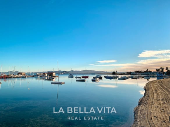 Exclusive New Build Villas with Private Pools for sale just 150 m from the Beach in Los Alcázares, Murcia