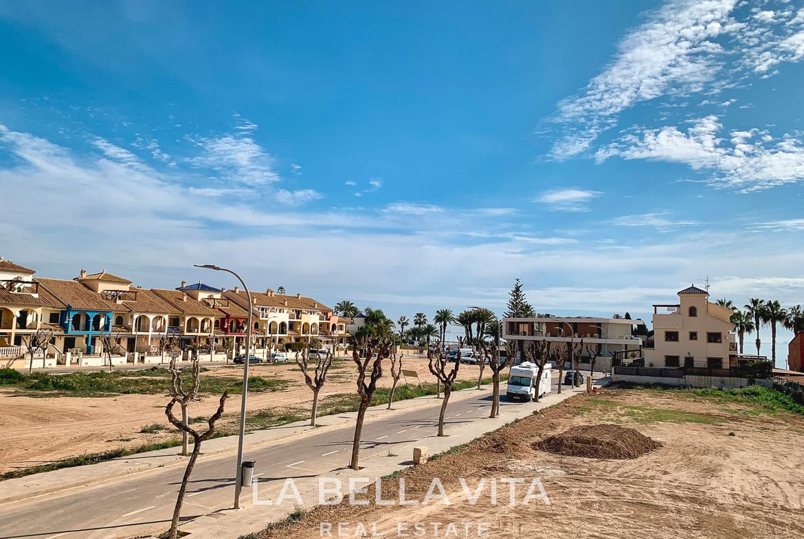 Exclusive New Build Villas with Private Pools for sale just 150 m from the Beach in Los Alcázares, Murcia