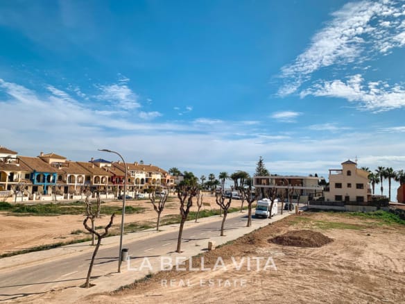 Exclusive New Build Villas with Private Pools for sale just 150 m from the Beach in Los Alcázares, Murcia