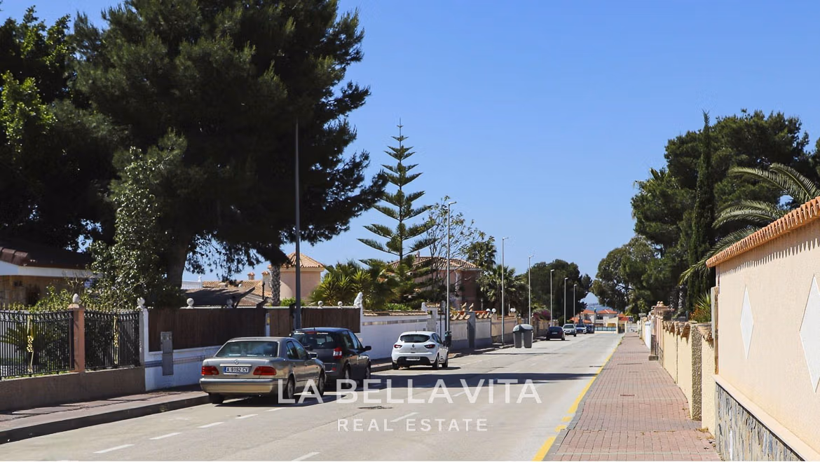 Stunning New Build Mediterranean Villa with Pool just 3 km from the Beach in La Marina Urbanisation, Alicante-10 Stunning New Build Mediterranean Villa with Pool just 3 km from the Beach in La Marina Urbanisation, Alicante
