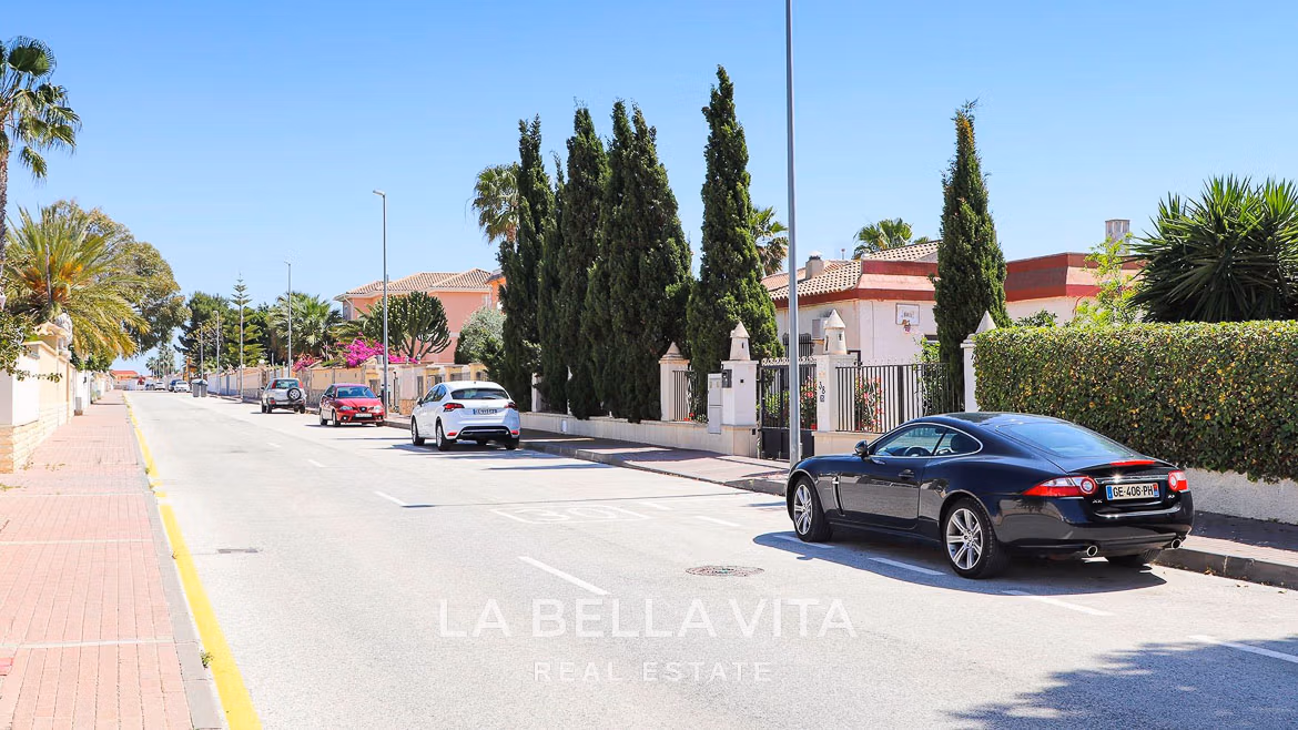 Stunning New Build Mediterranean Villa with Pool just 3 km from the Beach in La Marina Urbanisation, Alicante-11 Stunning New Build Mediterranean Villa with Pool just 3 km from the Beach in La Marina Urbanisation, Alicante