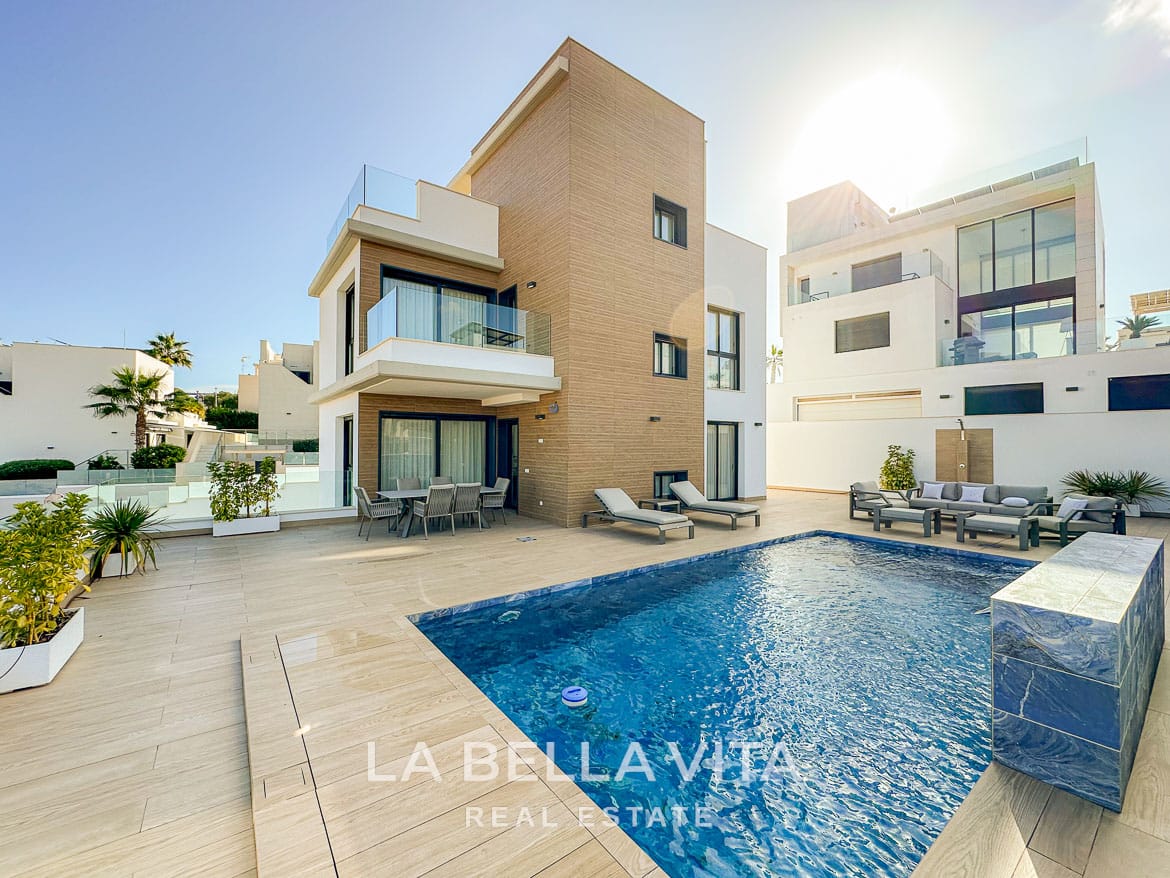 6-Bedroom Villa for Sale in Campoamor, Orihuela Costa – 6 Spacious 6-Bedroom Villa for Sale in Campoamor, Orihuela Costa – Lift, Private Pool, Basement & Garage