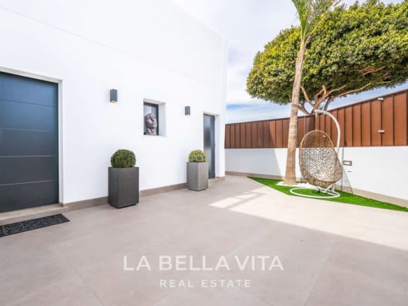 Single-Level New Build Villas for Sale in Roldán – Private Pool, Solarium & Village Lifestyle