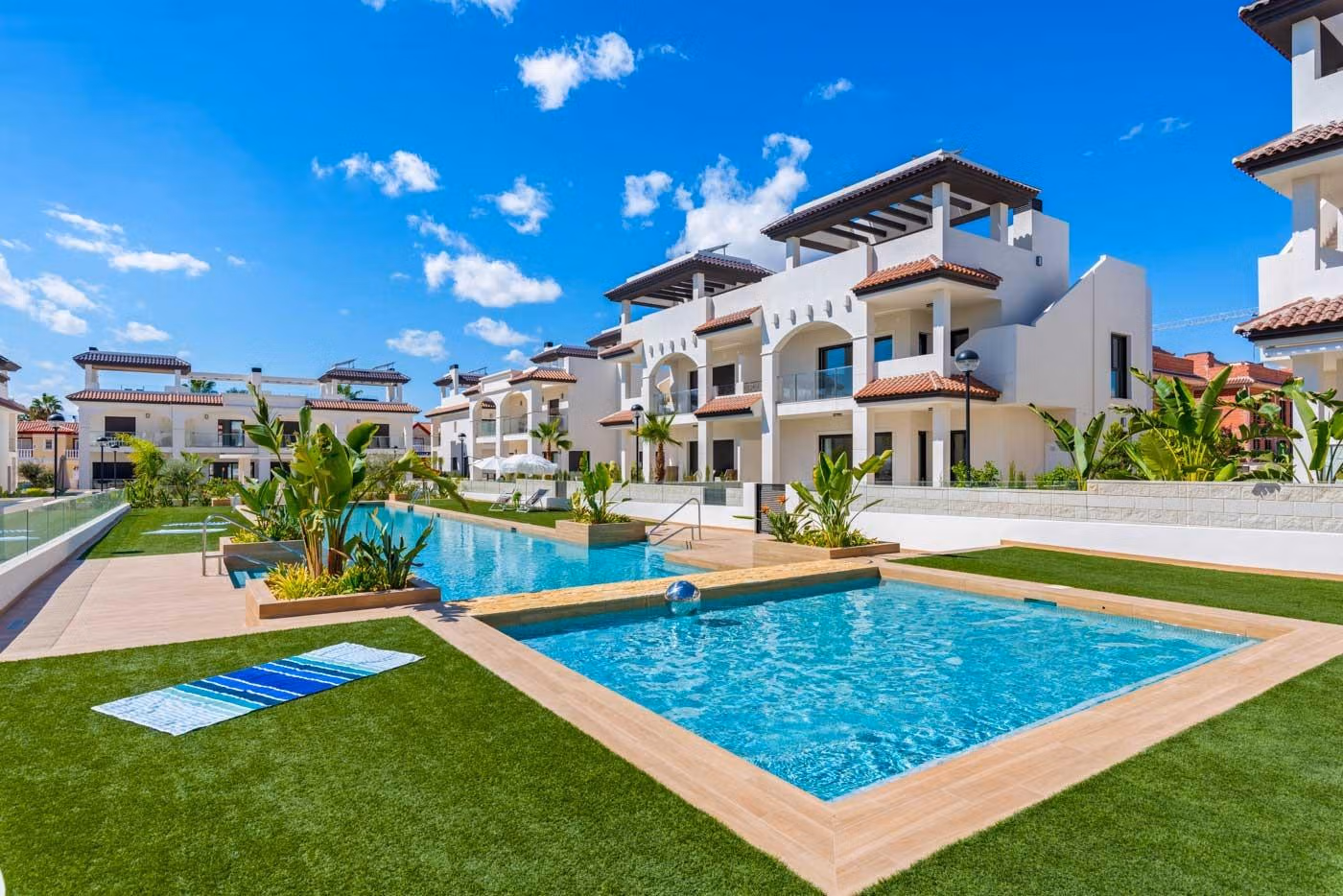 NEW-BUILD-RESIDENTIAL-COMPLEX-IN-ROJALES-3 Новопостроен средиземноморски апартамент с 3 спални на последния етаж и солариум за продажба в Сиудад Кесада