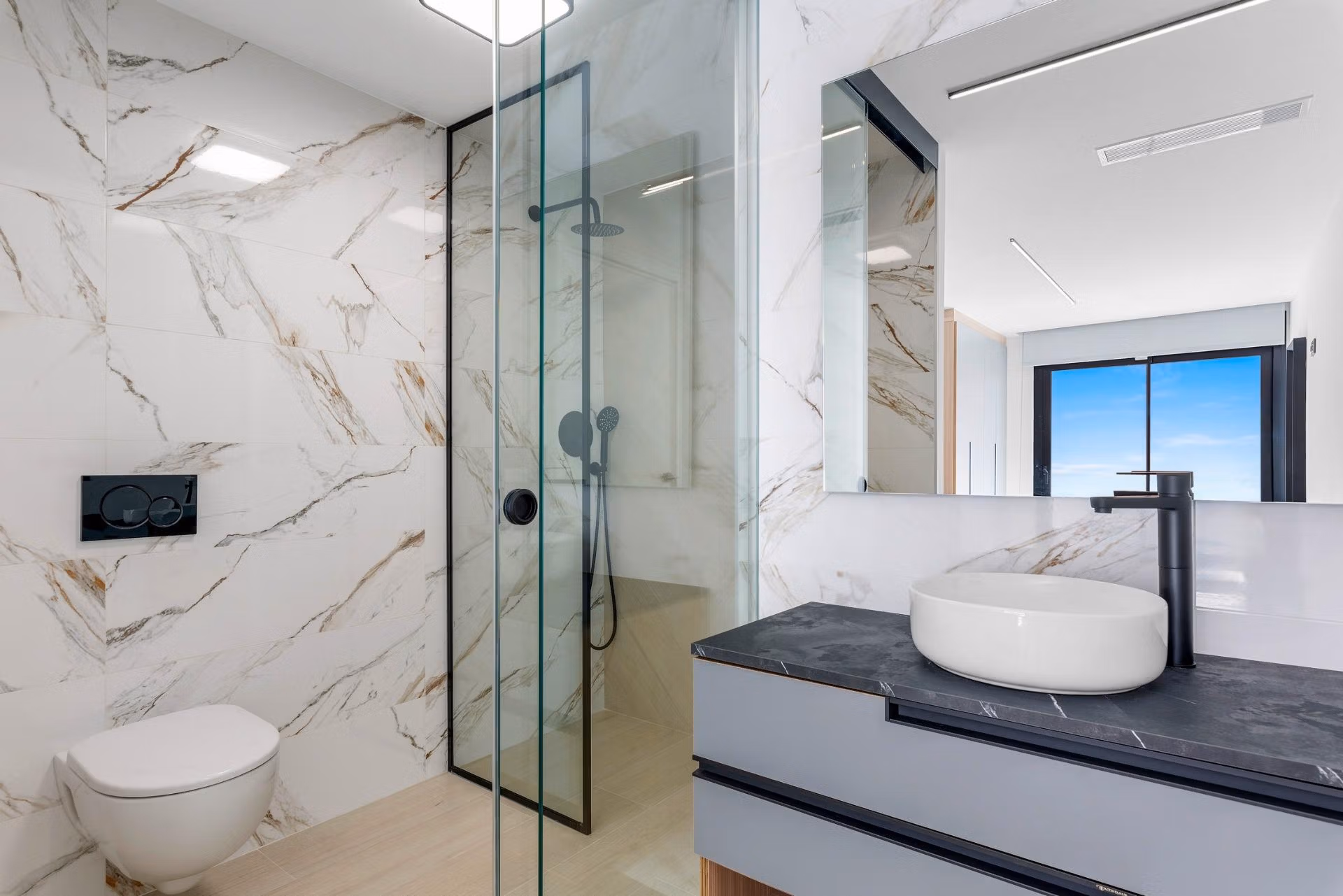 New-Build-Tourist-Licensed-Apartments-with-Lagoon-Views-in-El-Raso-Guardamar-del-Segura-20 2 slaapkamers toeristenappartement op de bovenste verdieping met privé zonnestudio te koop in El Raso