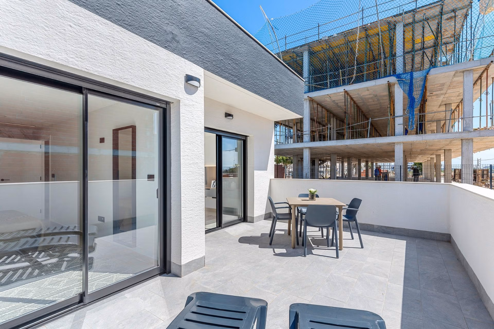 New-Build-Tourist-Licensed-Apartments-with-Lagoon-Views-in-El-Raso-Guardamar-del-Segura-22 2 slaapkamers toeristenappartement op de bovenste verdieping met privé zonnestudio te koop in El Raso