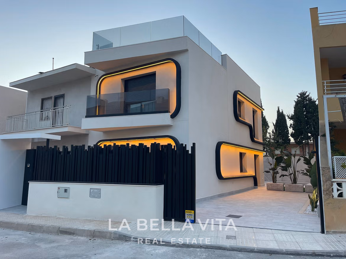 Exclusive Modern Villa with Private Pool for Sale by the Beach in Torre de la Horadada