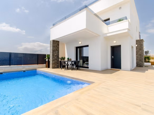 Moderne villa met twee verdiepingen, privézwembad en terras in Vistabella Golf Resort onder een heldere hemel.