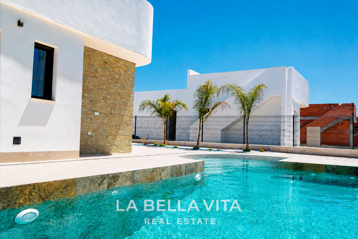 Modern key-ready single-storey villa in Los Montesinos with a private turquoise pool and minimalist sun-drenched exterior.
