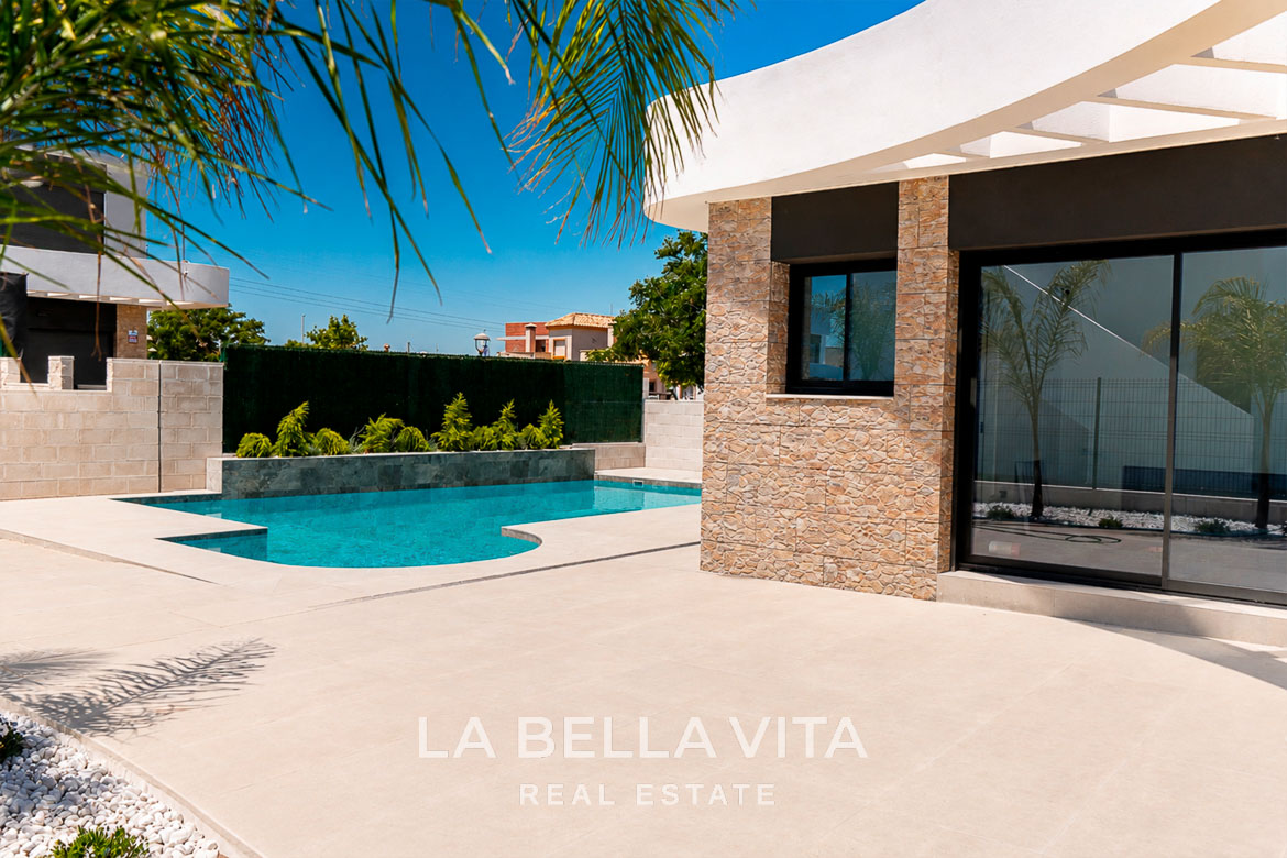 Sun-drenched modern single-storey villa with private pool and landscaped terrace in Los Montesinos, Costa Blanca.