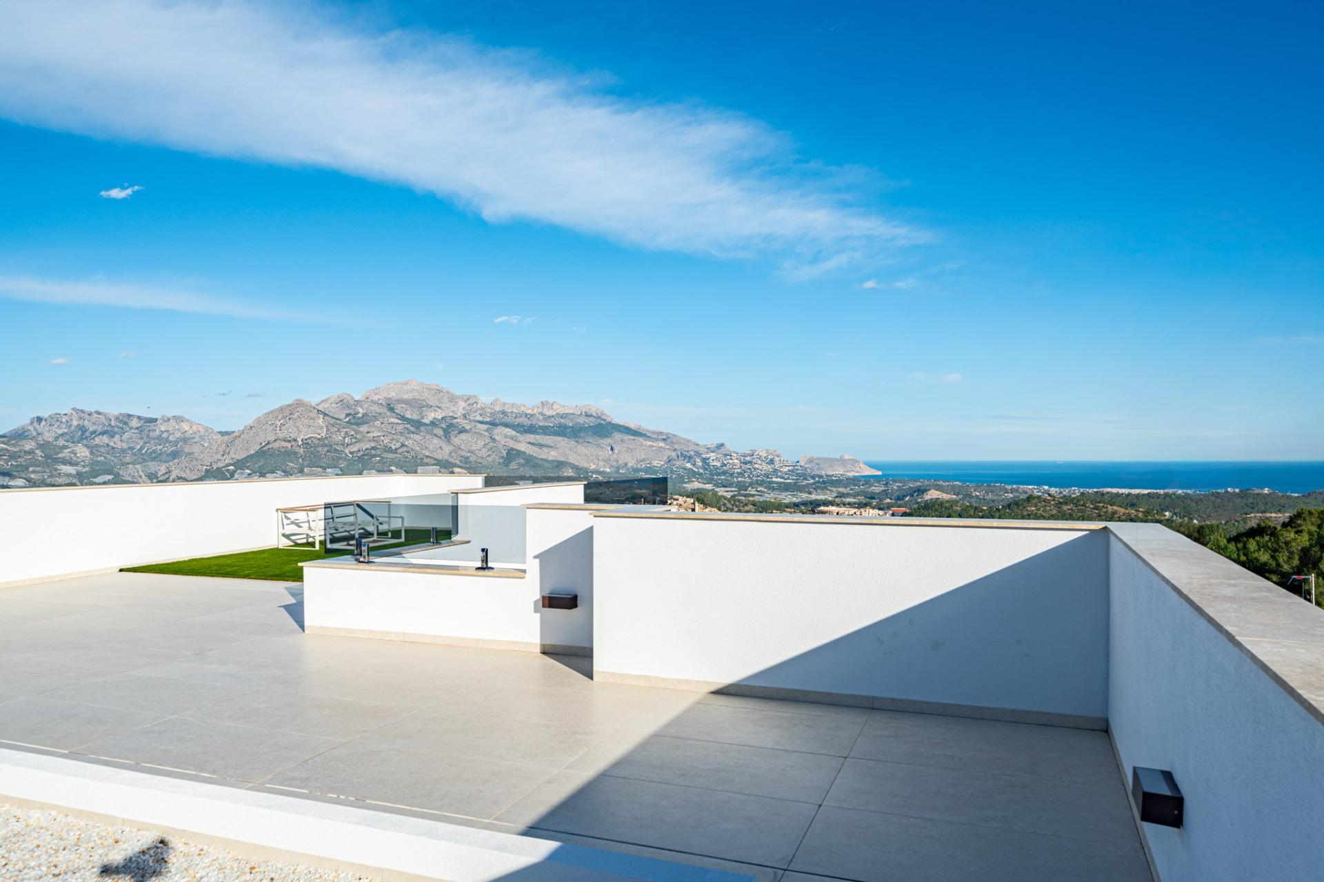 Impresionante villa de obra nueva con vistas al mar y piscina privada en venta en Polop