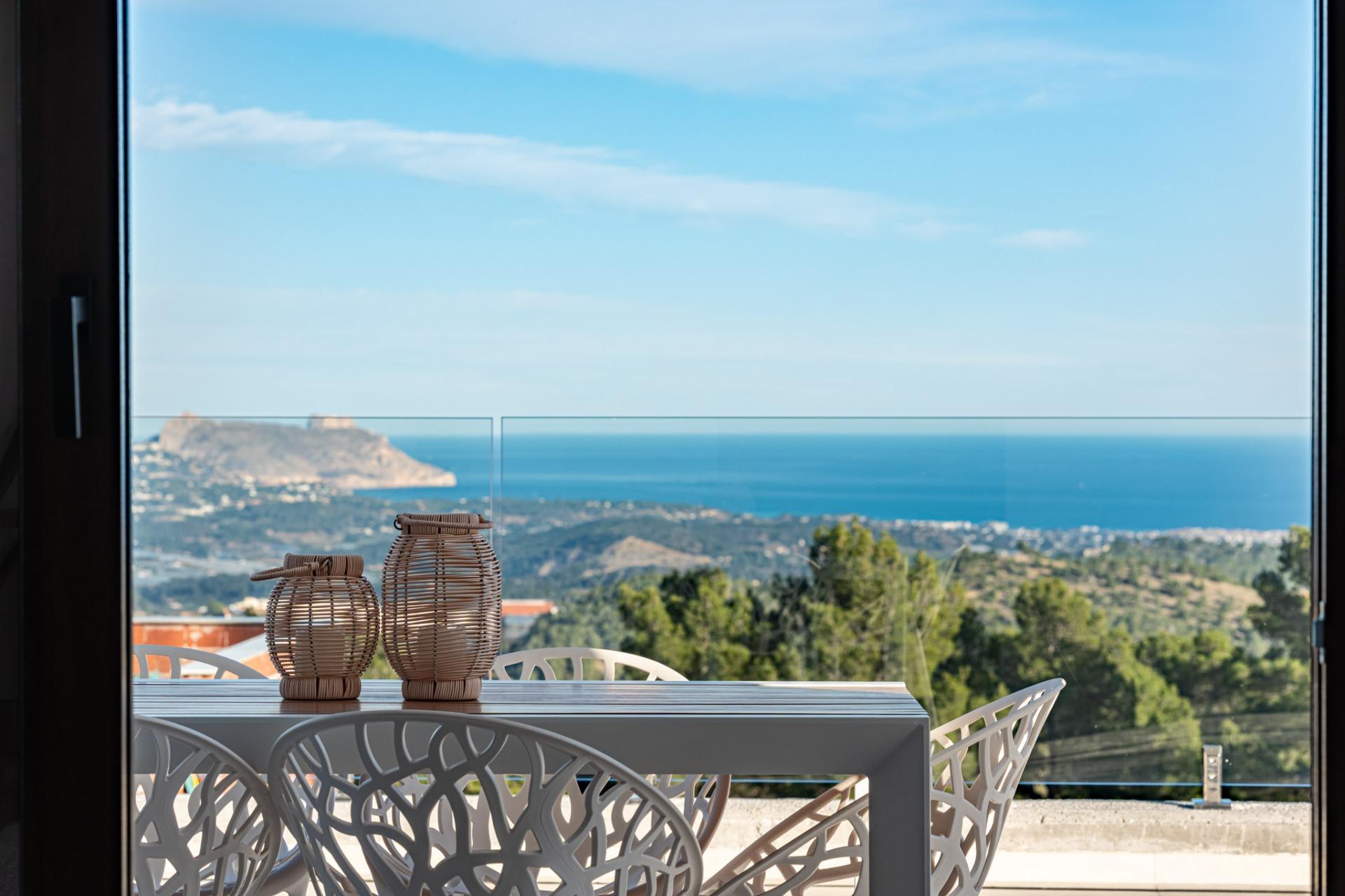 Impresionante villa de obra nueva con vistas al mar y piscina privada en venta en Polop