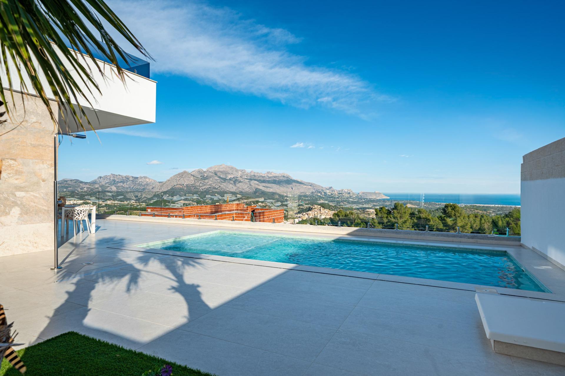 Impresionante villa de obra nueva con vistas al mar y piscina privada en venta en Polop