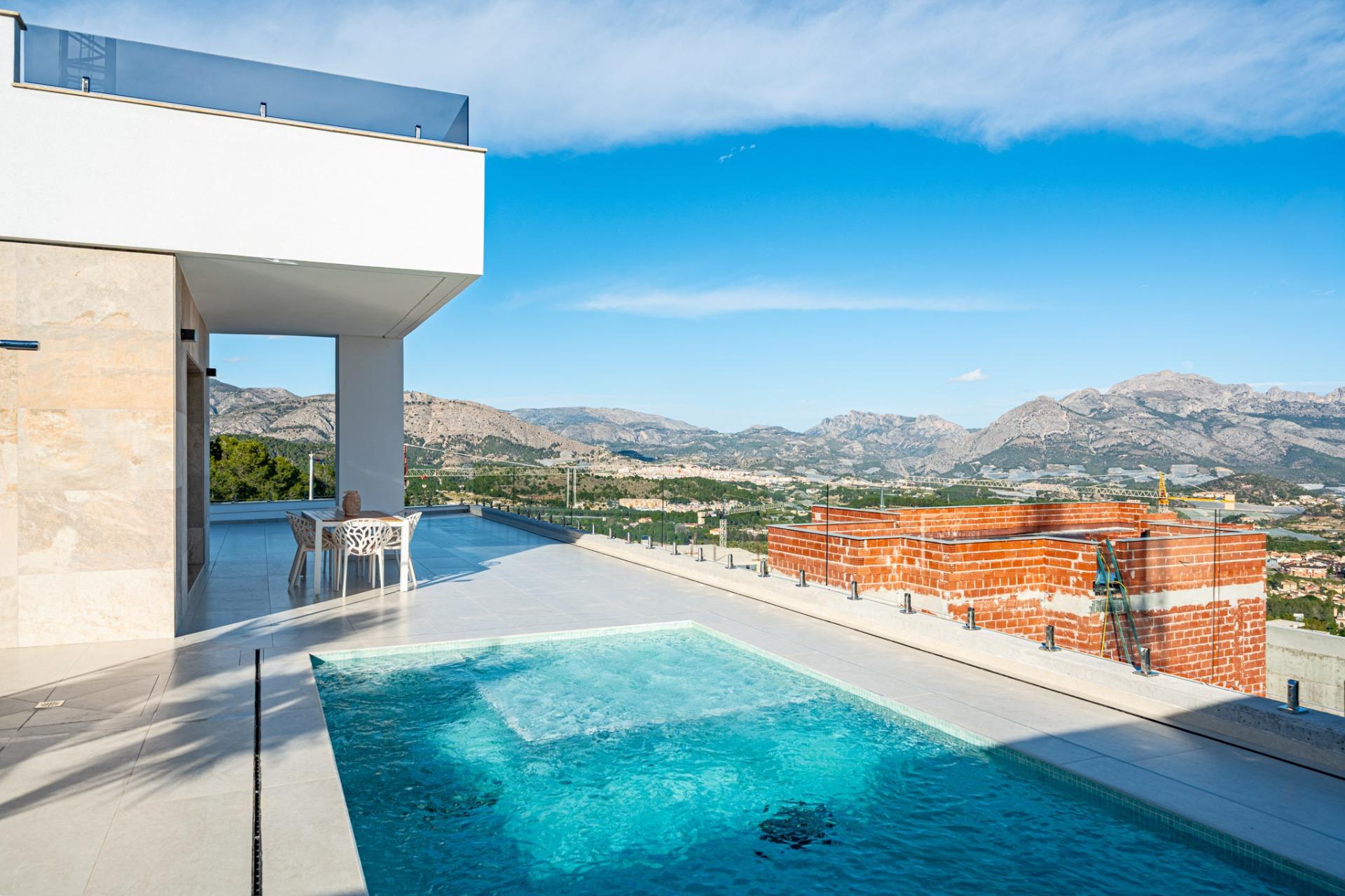 Impresionante villa de obra nueva con vistas al mar y piscina privada en venta en Polop