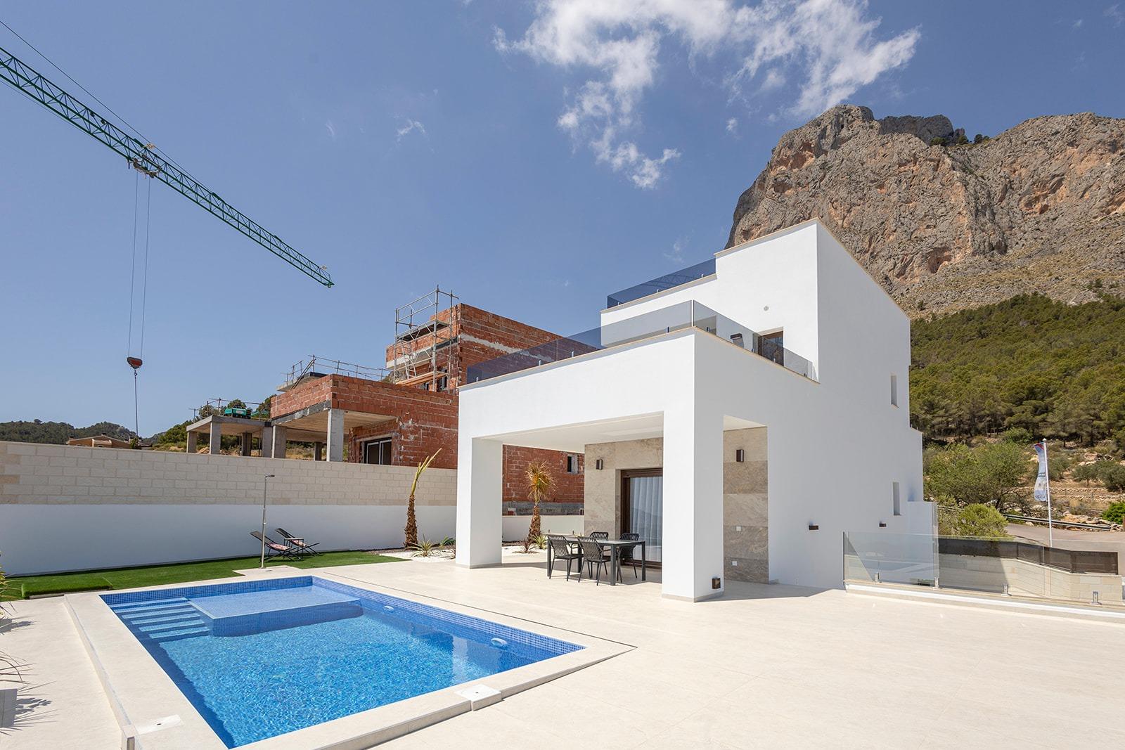 Elegante Neubauvilla mit Meerblick und privatem Pool zum Verkauf in Polop