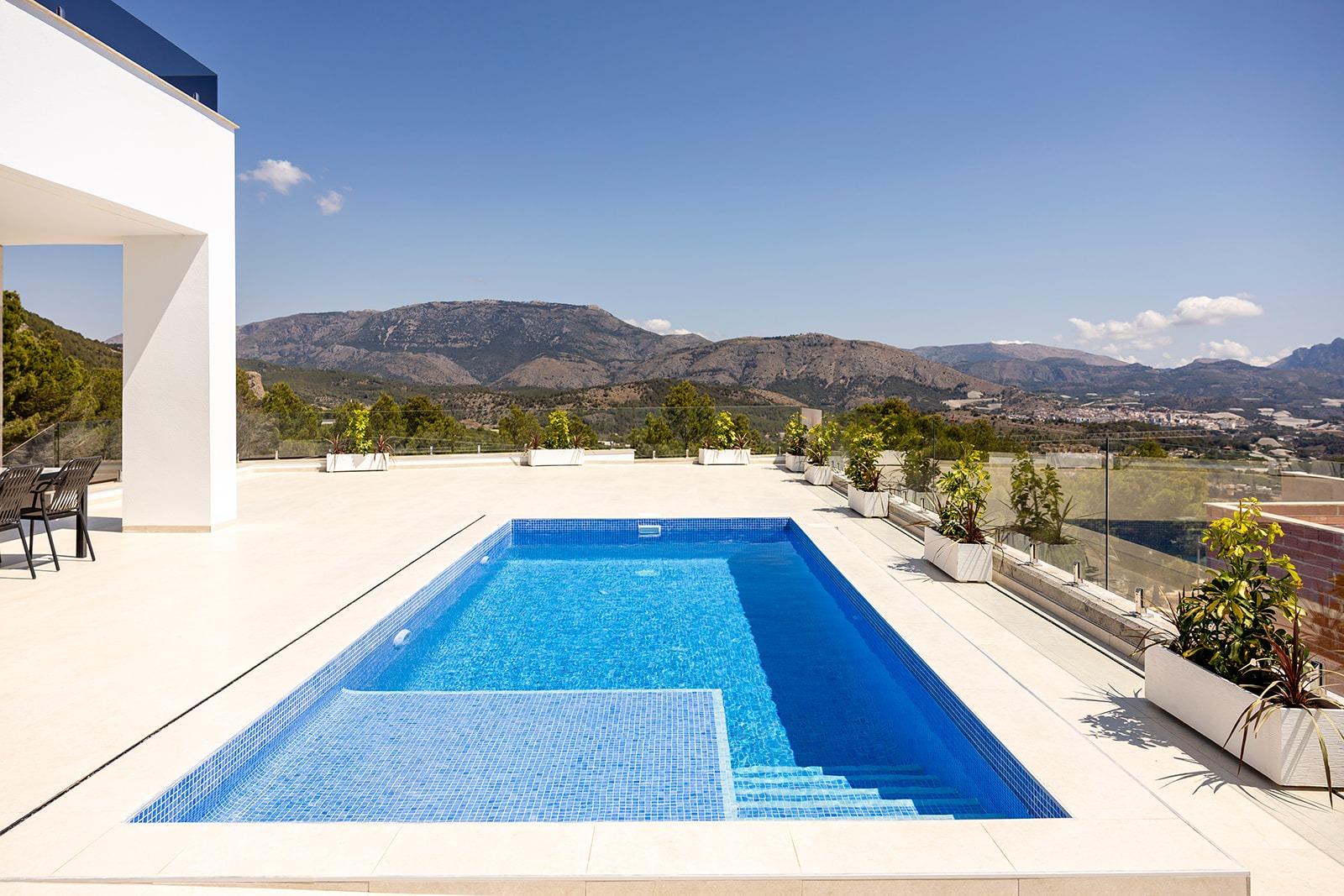 Elegante Neubauvilla mit Meerblick und privatem Pool zum Verkauf in Polop