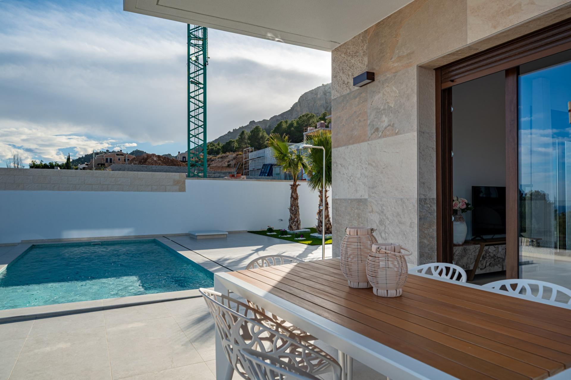 Impresionante villa de obra nueva con vistas al mar y piscina privada en venta en Polop