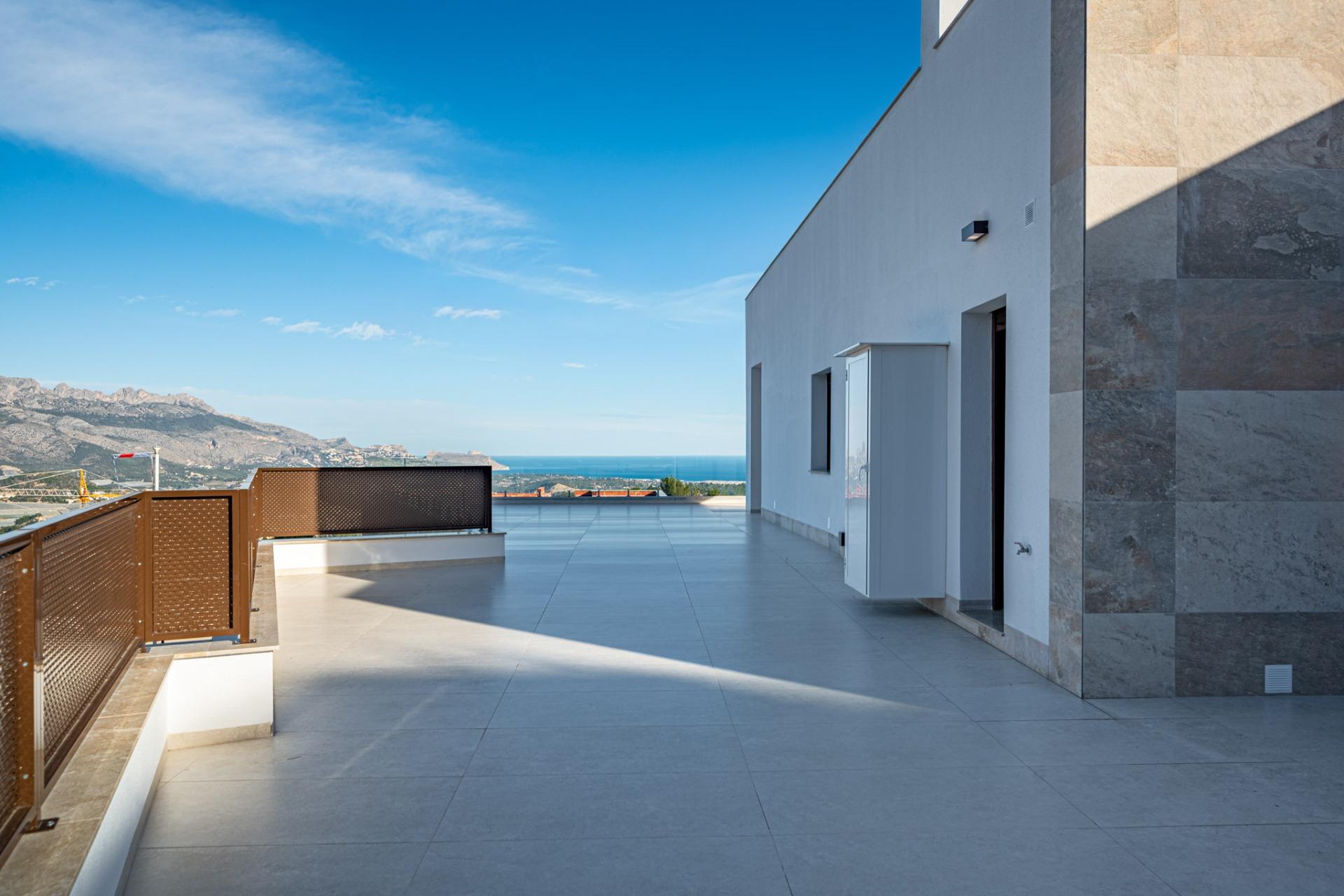 Impresionante villa de obra nueva con vistas al mar y piscina privada en venta en Polop