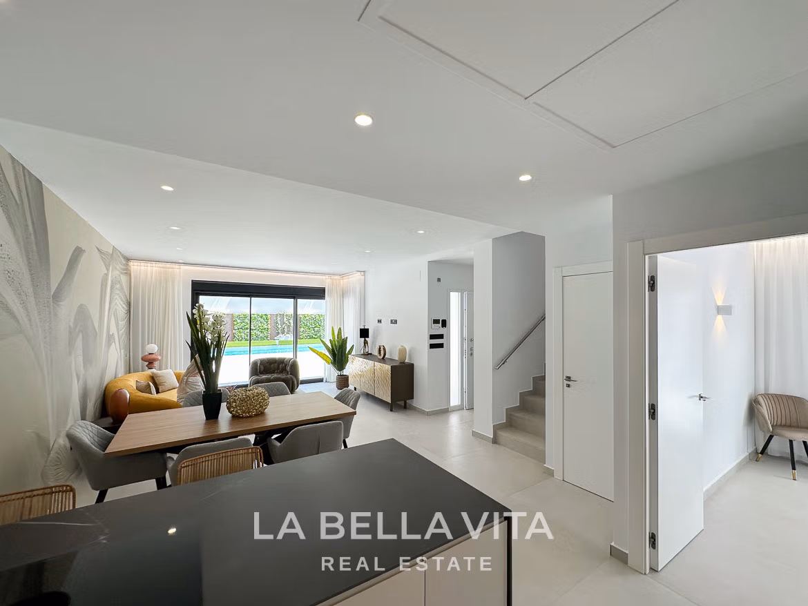 Beeindruckende Neubauvilla mit 4 Schlafzimmern und privatem Pool zum Verkauf, 250 m vom Strand in Campoamor