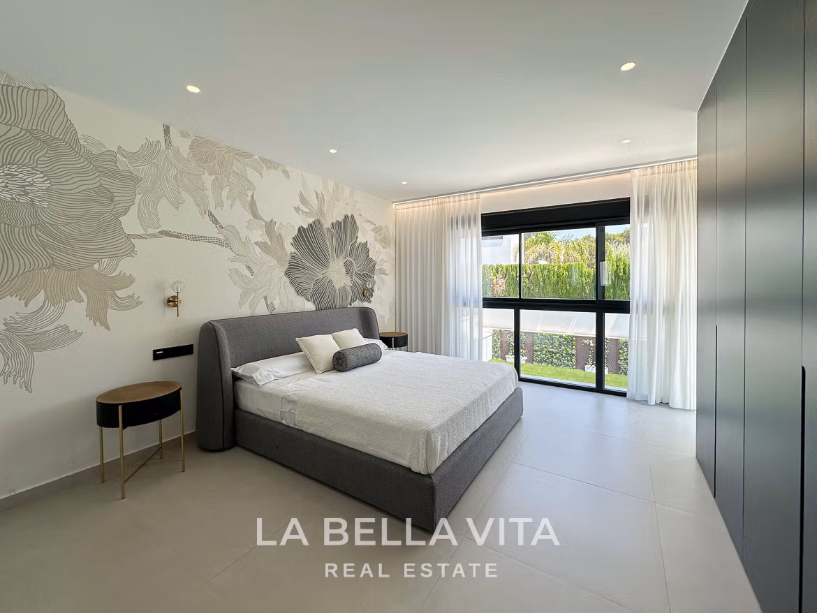 Beeindruckende Neubauvilla mit 4 Schlafzimmern und privatem Pool zum Verkauf, 250 m vom Strand in Campoamor