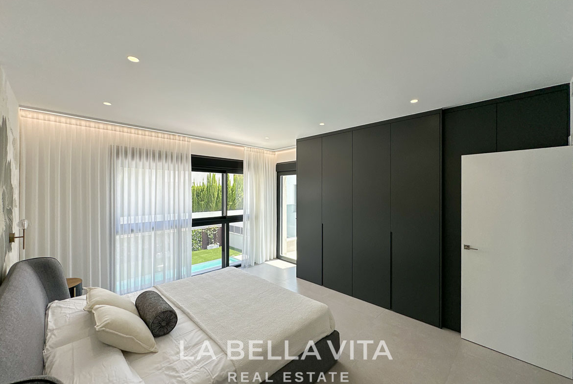 Luxury Villa with private pool by the beach for sale in Campoamor, Orihuela Costa – 13