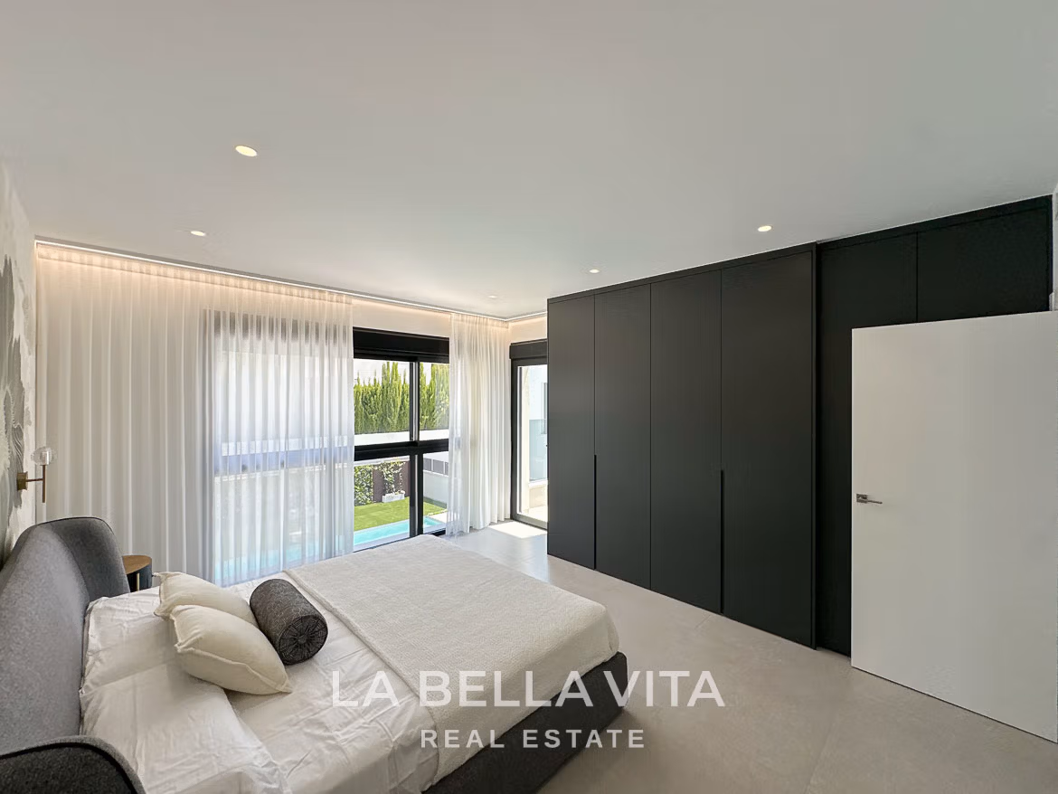 Beeindruckende Neubauvilla mit 4 Schlafzimmern und privatem Pool zum Verkauf, 250 m vom Strand in Campoamor