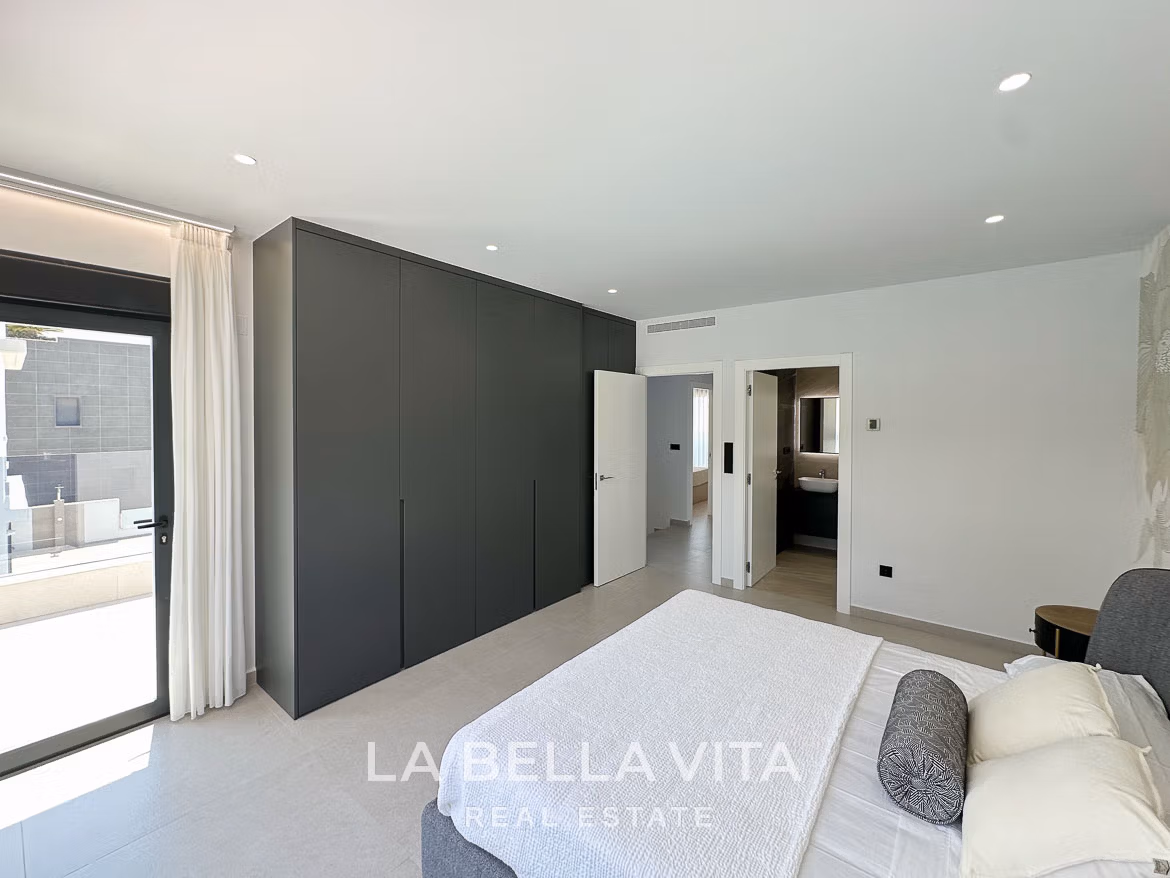 Beeindruckende Neubauvilla mit 4 Schlafzimmern und privatem Pool zum Verkauf, 250 m vom Strand in Campoamor