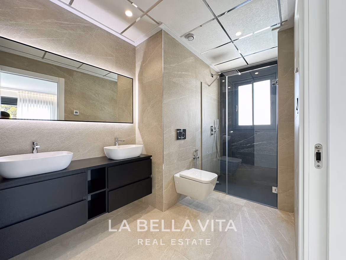 Beeindruckende Neubauvilla mit 4 Schlafzimmern und privatem Pool zum Verkauf, 250 m vom Strand in Campoamor