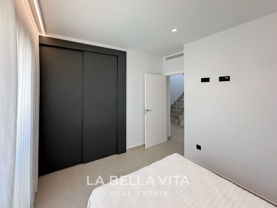 Beeindruckende Neubauvilla mit 4 Schlafzimmern und privatem Pool zum Verkauf, 250 m vom Strand in Campoamor