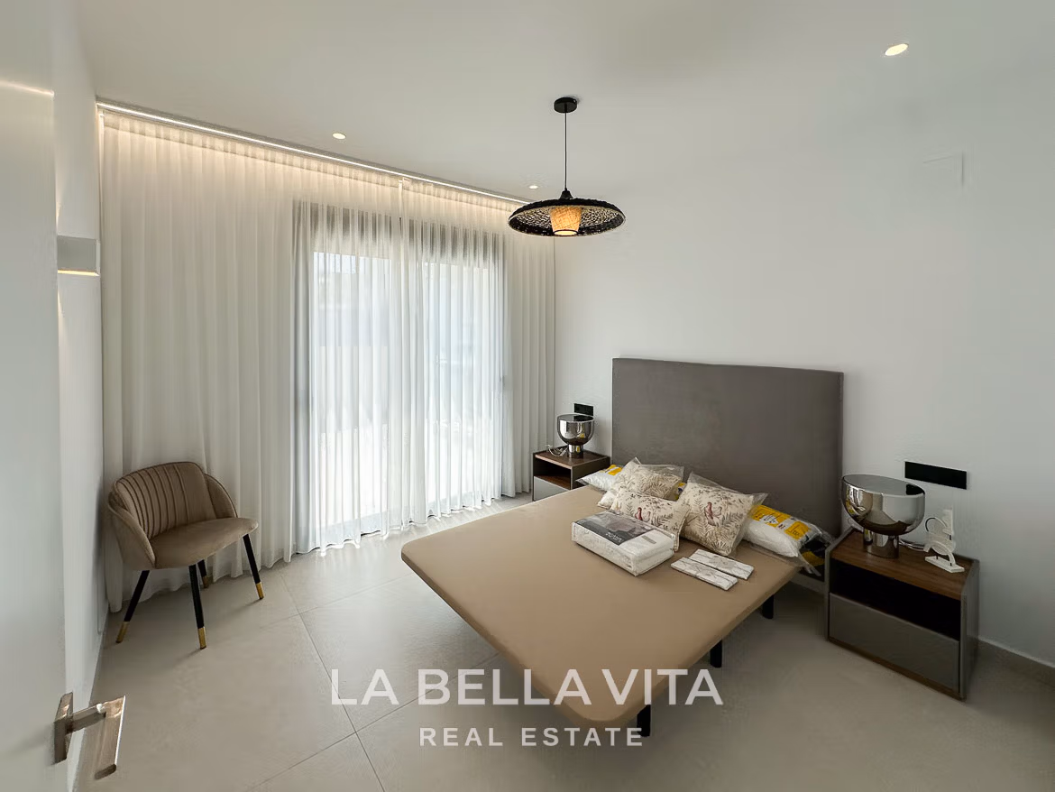 Beeindruckende Neubauvilla mit 4 Schlafzimmern und privatem Pool zum Verkauf, 250 m vom Strand in Campoamor