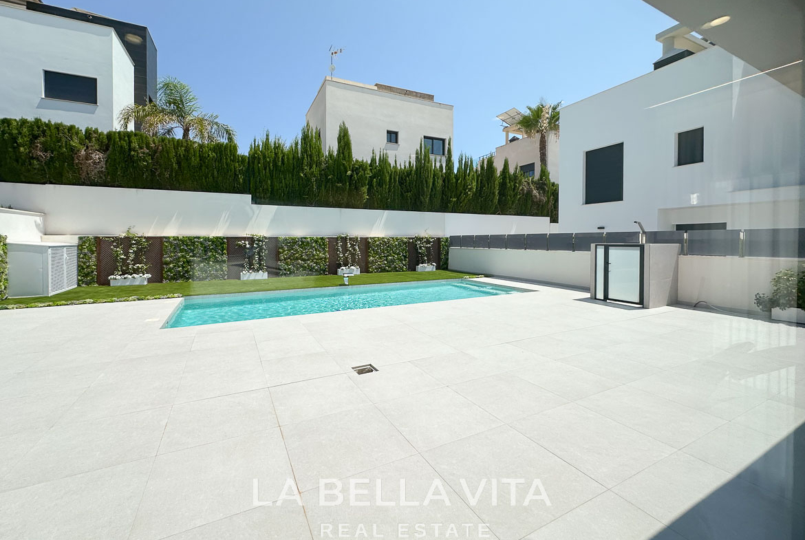Luxury Villa with private pool by the beach for sale in Campoamor, Orihuela Costa – 3