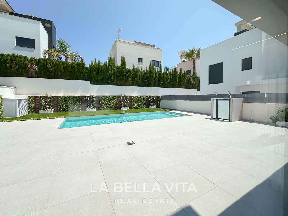 Luxury Villa with private pool by the beach for sale in Campoamor, Orihuela Costa – 3 Impressive 4 Bedroom New Build Villa with Private Pool for Sale 250m from the Beach in Campoamor